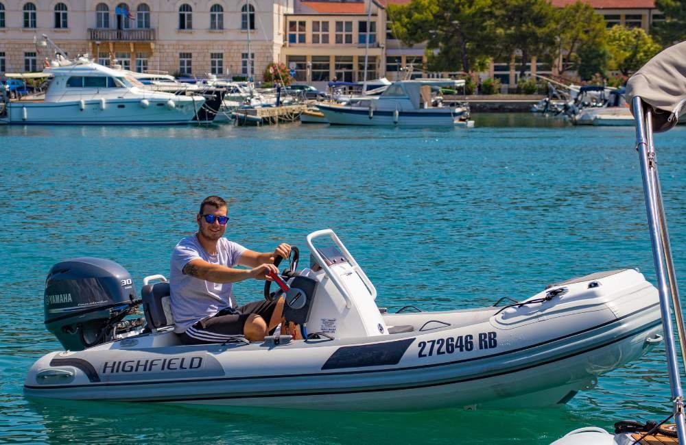 Boat from 2020 (3.60 m x 1.70 m), with a 30 HP YAMAHA engine, cruising speed of 20 knots, capacity for 3 people and a 24 l fuel tank, equipped with an awning; check-in at 9:30 am, check-out at 7:00 pm, deposit 350 EUR.