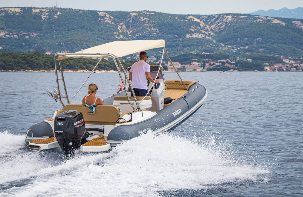 Speedboat from 2020 (5.95 m x 2.54 m), with a MERCURY 115 hp engine, cruising speed of 25 knots, capacity for 6 people and a 100 l fuel tank, equipped with an awning; check-in at 9:30 am, check-out at 7:00 pm, deposit 500 EUR.